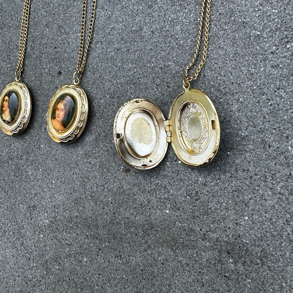 Vintage Cameo Pendant Necklaces on vintage gold tone chains - Picture 10 of 10